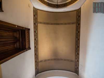 I simboli del repertorio figurativo egizio vengono reiterati sul soffitto a botte color ocra...